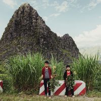 2 boys holding flowers at Ma Pi Leng pass